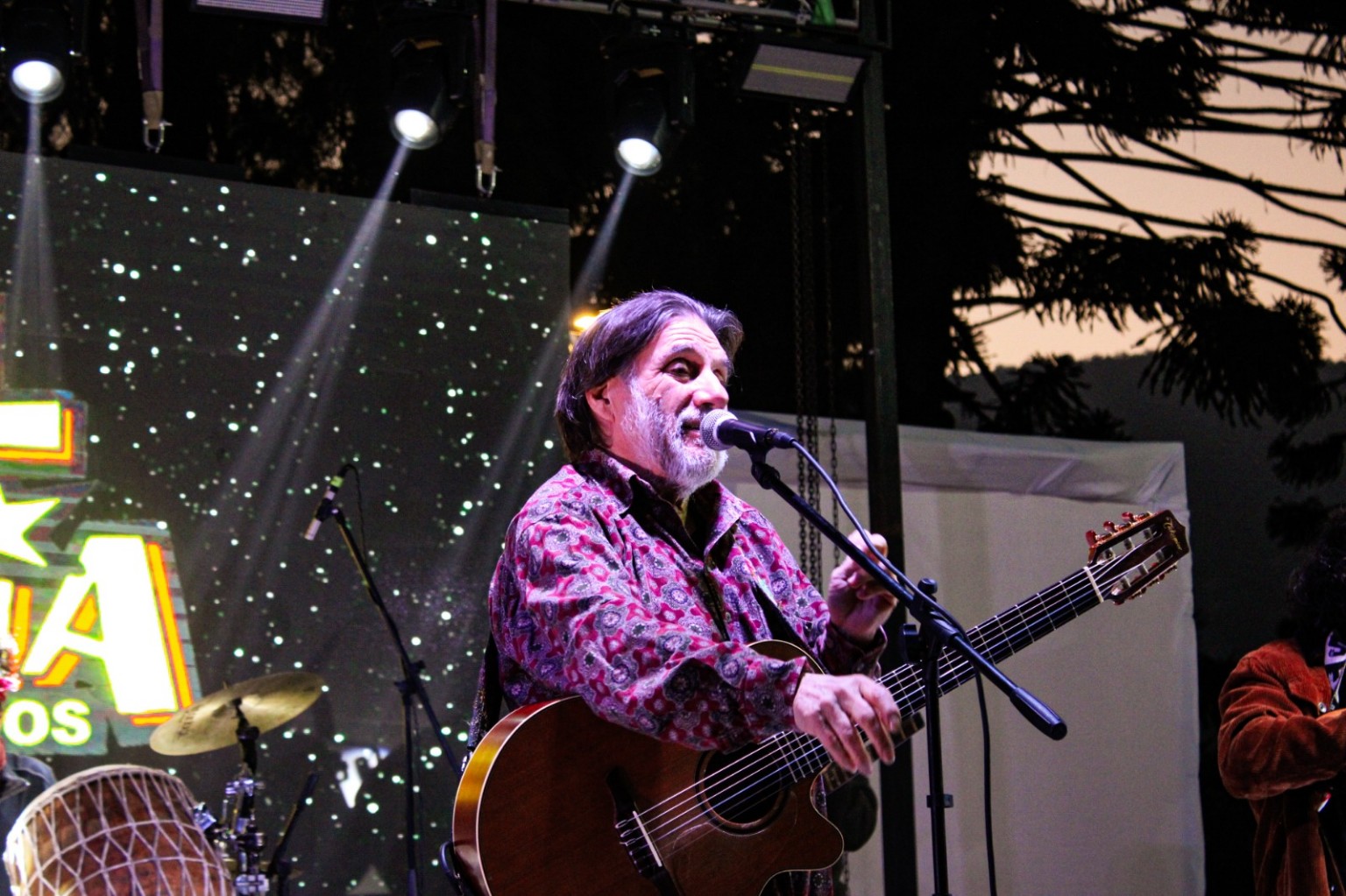 Cantante y guitarra en el escenario del primer encuentro