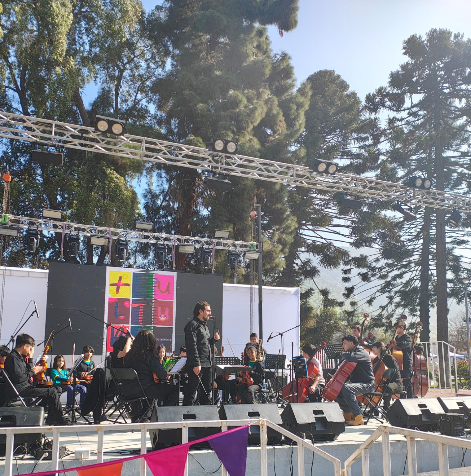 Músicos de cuerdas en el primer Encuentro Más Cultura