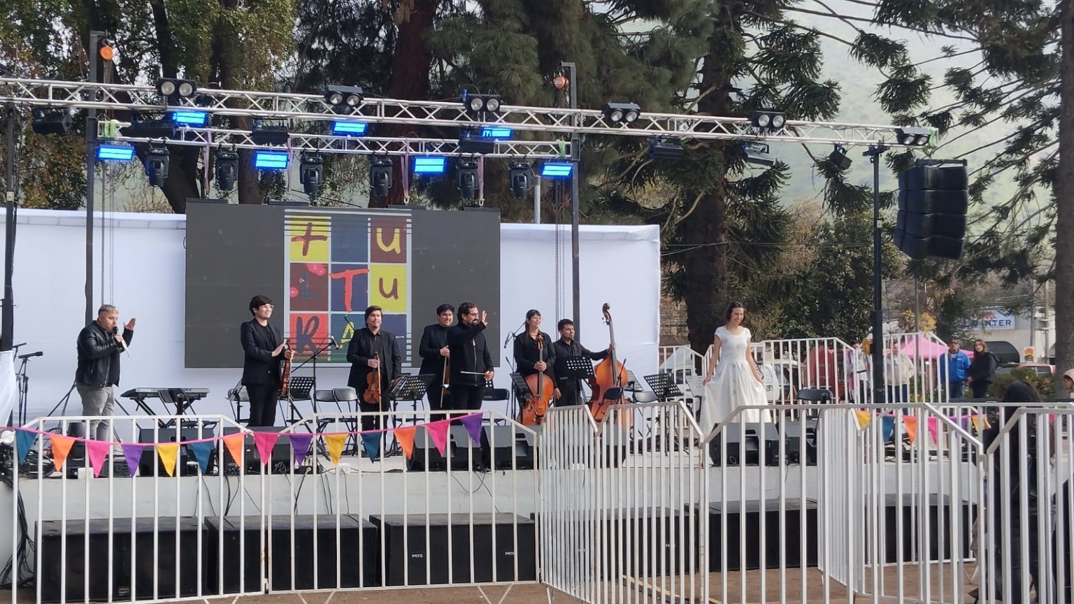 Vista del escenario y de la presentación instrumental
