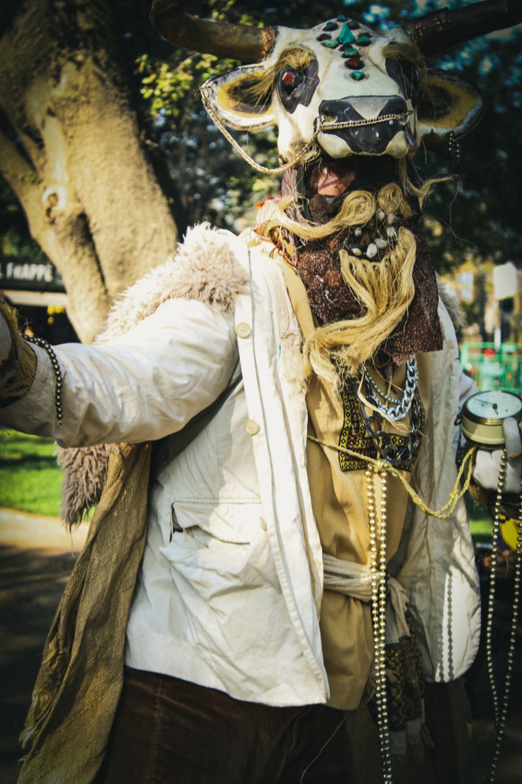 Personaje enmascarado durante la jornada cultural