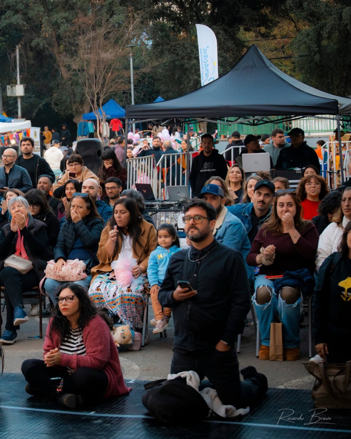 Público y familias disfrutando las presentaciones
