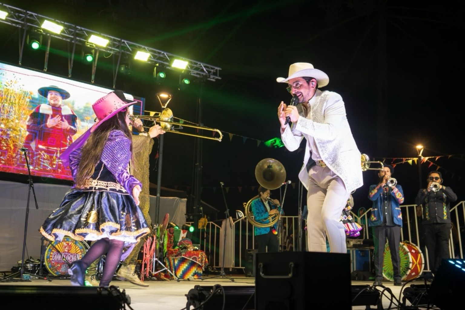 Música y danza sobre el escenario durante la jornada nocturna