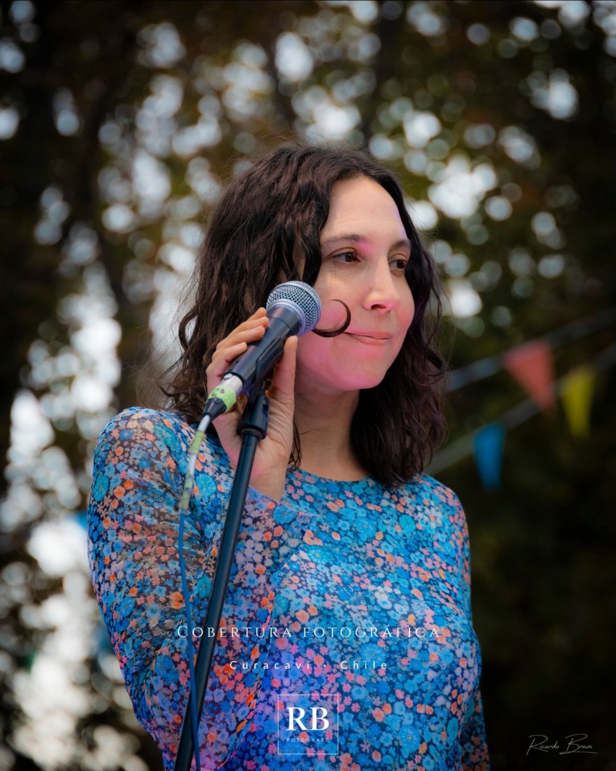 Cantante junto al micrófono durante la jornada